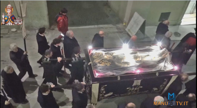 manuwebtv-LA-PROCESSIONE-VENERDi-SANTO-arcivescovo-monsignor-Giuseppe-Petrocchi