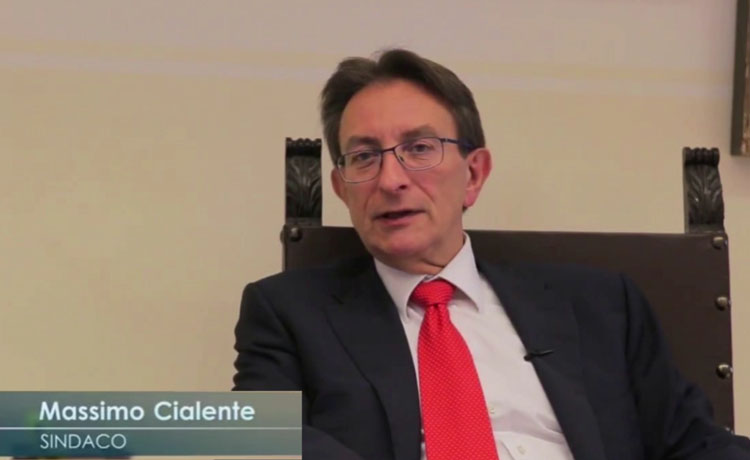 manuwebtv-Sindaco-Aquila-Massimo-Cialente -cuore-Aquilano
